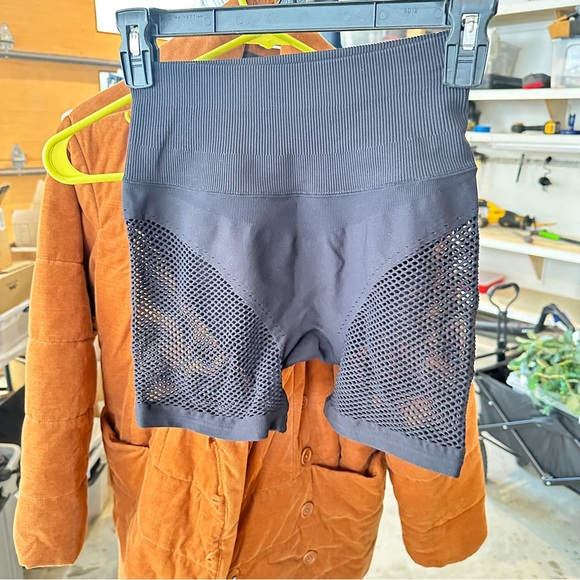 Alo Seamless High-Waist Limitless Open Air Short size xs - Picture 4 of 5